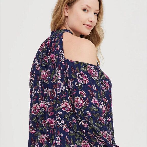 Cold Shoulder Blouse - Crinkle Gauze Floral Navy 4X - Picture 2 of 5